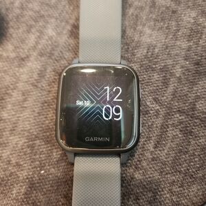 Garmin Light Gray Fitness Smartwatch - Sleek Everyday Wearable
